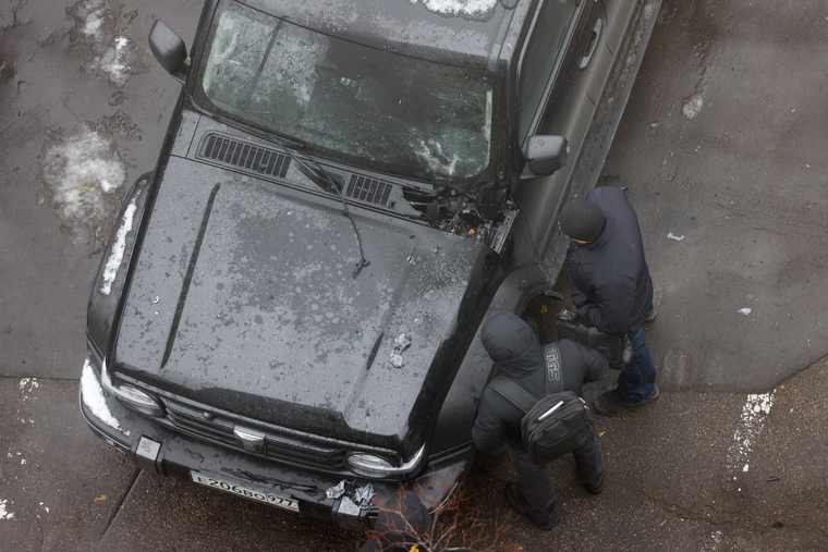 Взрыв СВУ задел соседний с внедорожником автомобиль
