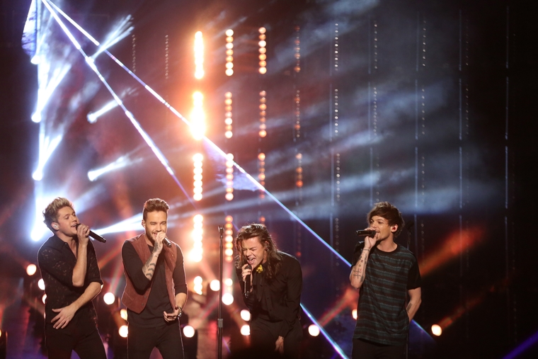 Участники группы One Direction Найл Хоран, Лиам Пейн, Гарри Стайлс и Луи Томлинсон во время выступления на церемонии вручения премий American Music Awards на сцене Microsoft Theatre