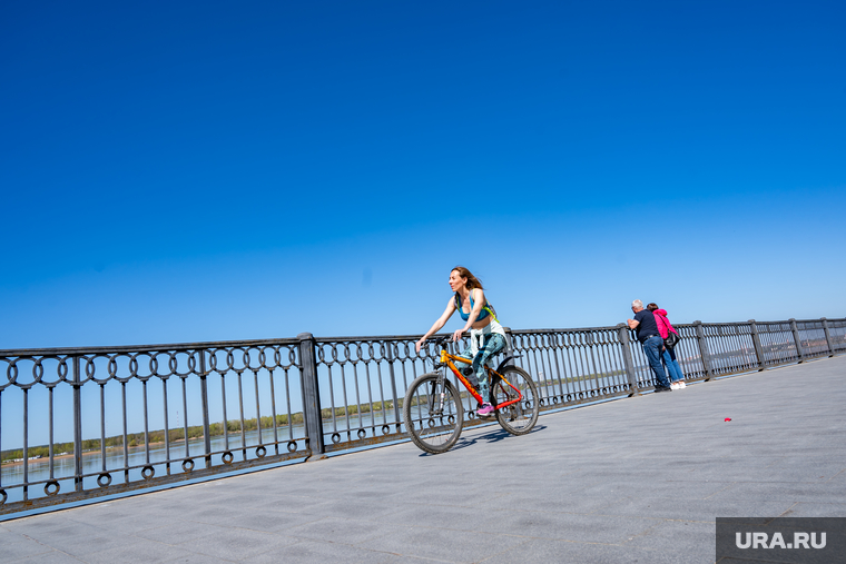 Весна в городе. Пермь, тротуар, девушка, тепло, небо, спорт, ограждение, велосипедист, город, отдых, солнечный день, велосипед, река, забор, зож, набережная, тепло в городе, кама, безоблачная погода, безоблачный день, солнечная погода