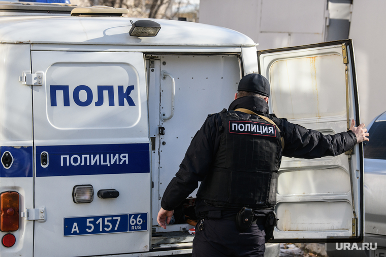 Место убийства полуторамесячного ребенка. Екатеринбург , полицейские, силовики, полк ппсп, сотрудники полиции, полицейский автомобиль