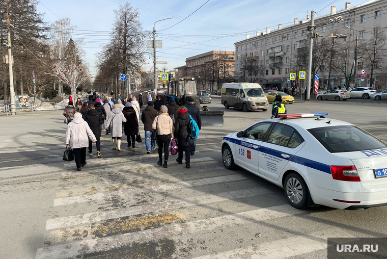 Праздничном концерт, посвященный 10-летию воссоединения Крыма и Севастополя с Россией. Челябинск, пешеходный переход, гибдд, гаи