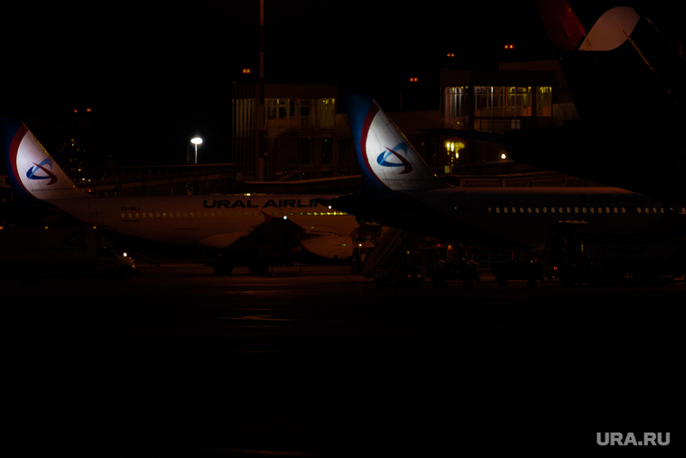 Флагманский самолет Boeing 777-300ER авиакомпании «AZUR air». Екатеринбург, уральские авиалинии, аэропорт, стоянка самолета, ночь