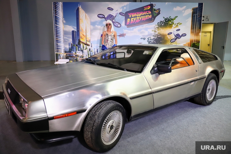 Подобие машины DeLorean из фильма «Назад в будущее» на стенде «Ростелекома»