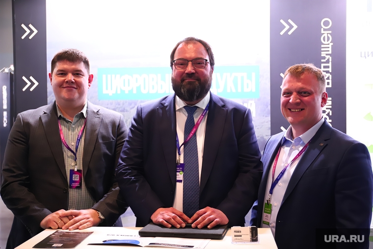 Представители компаний активно фотографировались на своих стендах с Максутом Шадаевым