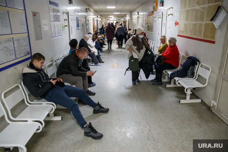 Травмпункт (вывески). Екатеринбург, больничный коридор, пациенты, травмпункт, очередь к врачу