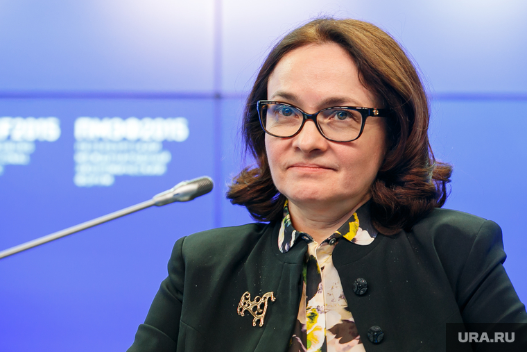 Глава ЦБ РФ на каждое мероприятие надевает разные брошки, чем вызывает обсуждения в СМИ