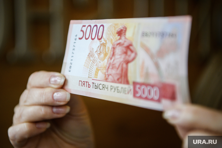 Пресс-конференция, посвященная выпуску в обращение модифицированных банкнот номиналом 5 тысяч рублей. Екатеринбург , купюра, деньги, 5000 купюры, пять тысяч рублей, подлинность