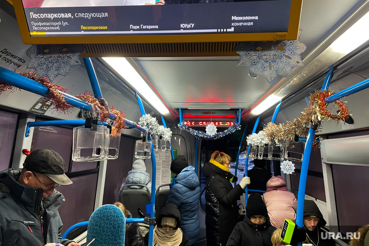 Гирлянды в автобусе. Челябинск, автобус, гирлянды, городской транспорт, мишура, пассажирский автобус