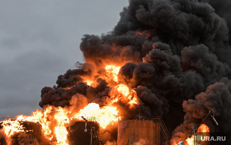 Пожар после обстрела нефтебазы в Шахтёрске. ДНР, пожар, огонь, нефтебаза