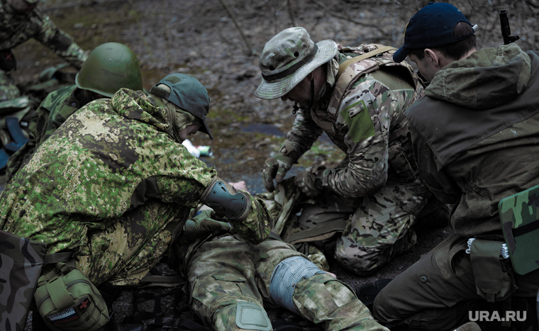 Военно-тактическая подготовка гражданского населения на полигоне. Пермь, тренировка, эвакуация, противостояние, раненый, военные, солдаты, лес, убитый, ранение, война, оказание помощи, бинт, помощь, подготовка, конфликт, тайга, зеленка, бинты, весна, перевязка, мобилизация, сво, оказание первой помощи