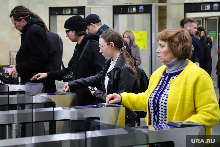 Запуск тематического «космического» состава метро.  Екатеринбург, турникет, метро, станция 1905 года, пассажиры в метро