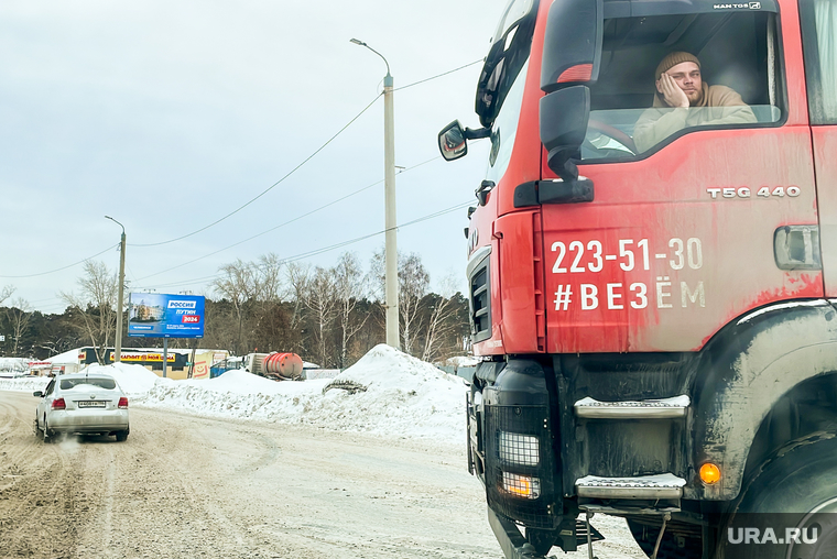 На трассе М-5 «Урал» временно ввели ограничения для движения большегрузов и автобусов из-за снега