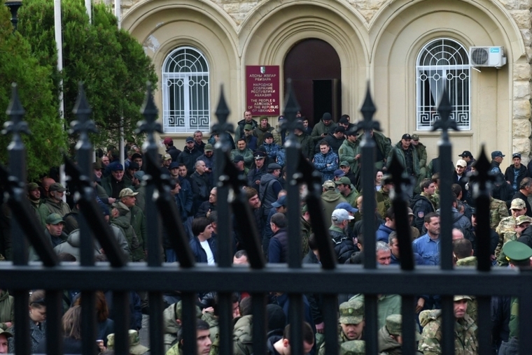 Протестующие у здания парламента в Абхазии