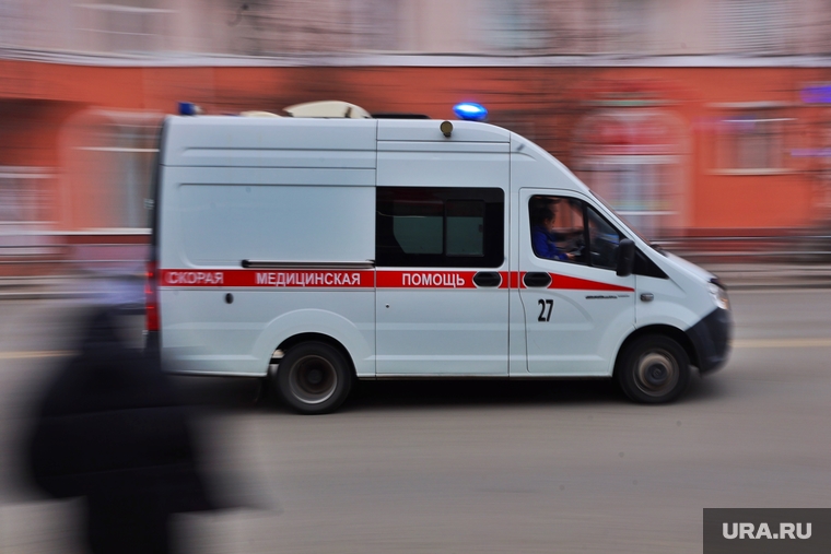 Автобусная остановка. Курган, машина скорой помощи, скорая помощь, скорая медицинская помощь