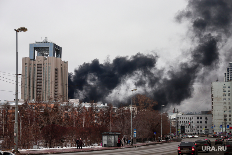 Пожар на крыше поликлиники №2. Екатеринбург, пожар, дым от пожара