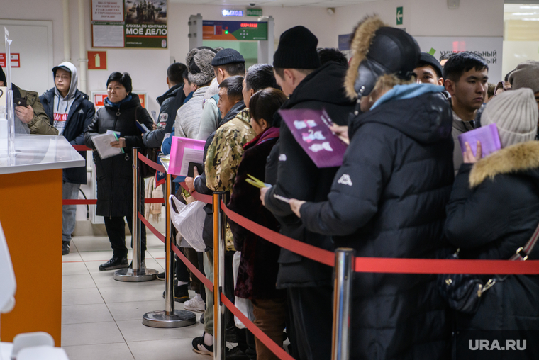 У всех в руках папки с документами