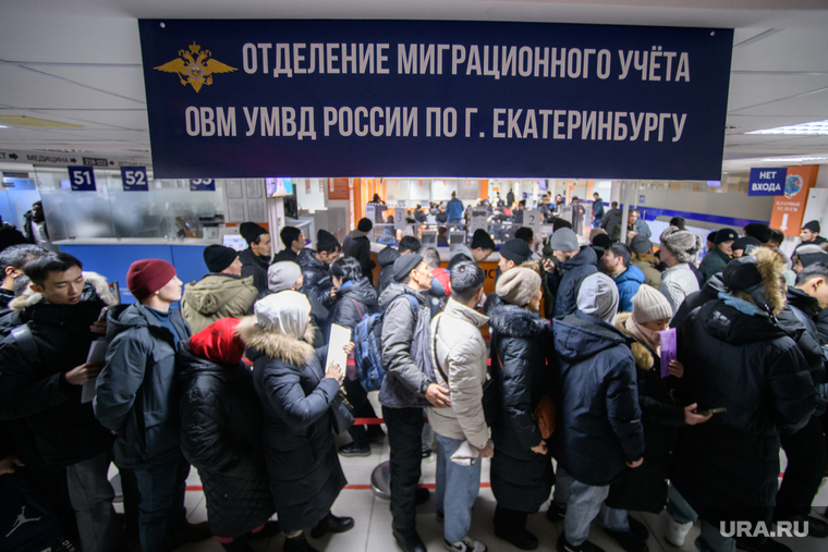 Универсальный миграционный центр. Екатеринбург , мигранты, очередь , универсальный миграционный центр, умц, миграционный учет