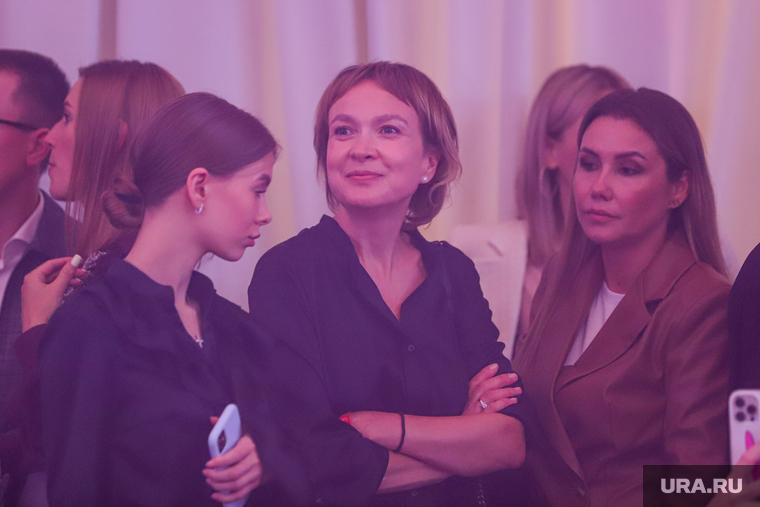 Аксана Панова (по центру) и Юлия Хусаинова (справа) покидали площадку переговоров последними