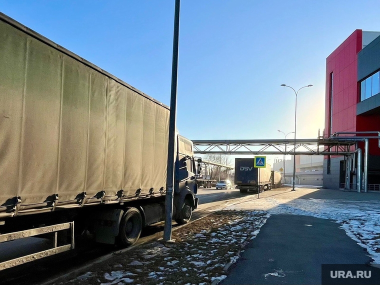 Большегрузы у ТРК "Алмаз" в Челябинске