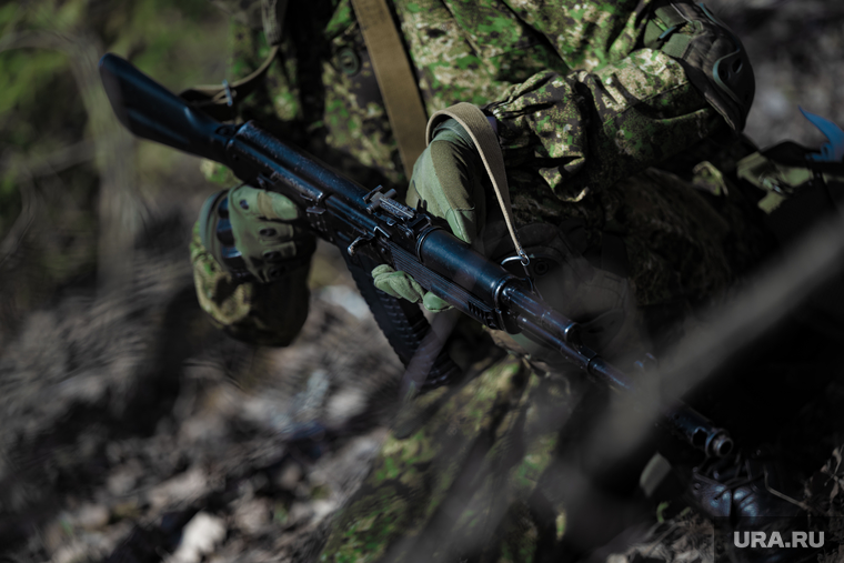 Военно-тактическая подготовка гражданского населения на полигоне. Пермь, тренировка, автомат калашникова, противостояние, боевики, лес, оружие, вооружение, война, подготовка, ак, конфликт, вооруженные силы, тайга, бойцы, зеленка, вооруженные люди, вооруженный человек, весна, солдат, мобилизация, вс рф, сво, наемники, военный, бойцы сво, ак 74