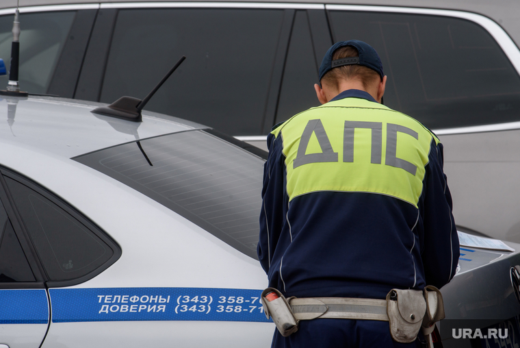 Проверка соблюдения пользователями самокатов правил движения по городу. Екатеринбург , автомобиль дпс, рейд, полиция, гибдд, инспектор дпс