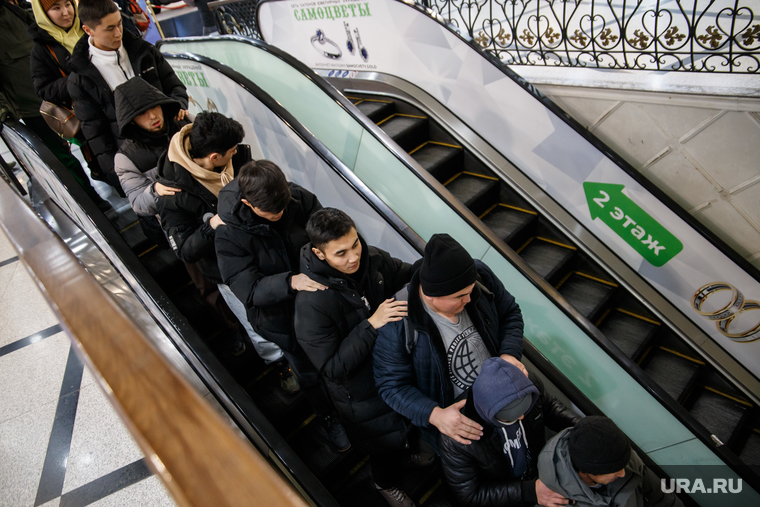 Рейд по мигрантам в ТРЦ «Гринвич». Екатеринбург, мигранты, эскалатор, рейд, нелегалы