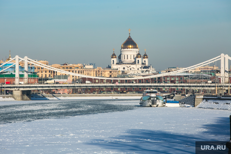 Фрунзенская набережная. Москва, зима, крымский мост, храм христа спасителя, министерство обороны рф, москва-река