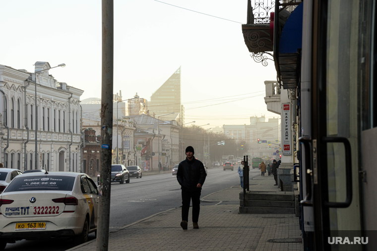 Смог в городе. Екатеринбург, смог, солнце, прохожие, город, дорога