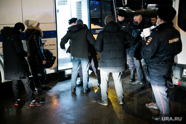 Коммунарка. Москва, автозак, мигранты, полиция, гастарбайтеры, полицейский рейд