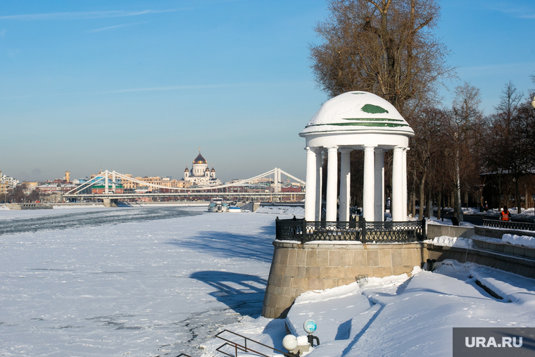 Фрунзенская набережная. Москва, зима, крымский мост, храм христа спасителя, министерство обороны рф, москва-река