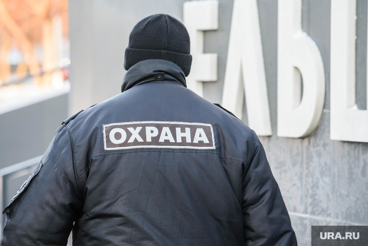 Возложение цветов к памятнику Ельцину. Екатеринбург, памятник ельцину, безопасность, ельцин центр, охранник, охрана