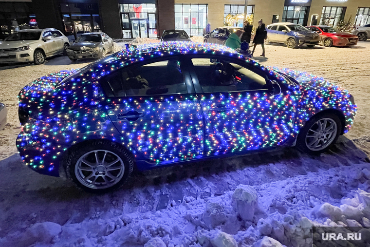Машина с гирляндами. Челябинск, машина, mazda, автомобиль, мазда, украшения, гирлянда