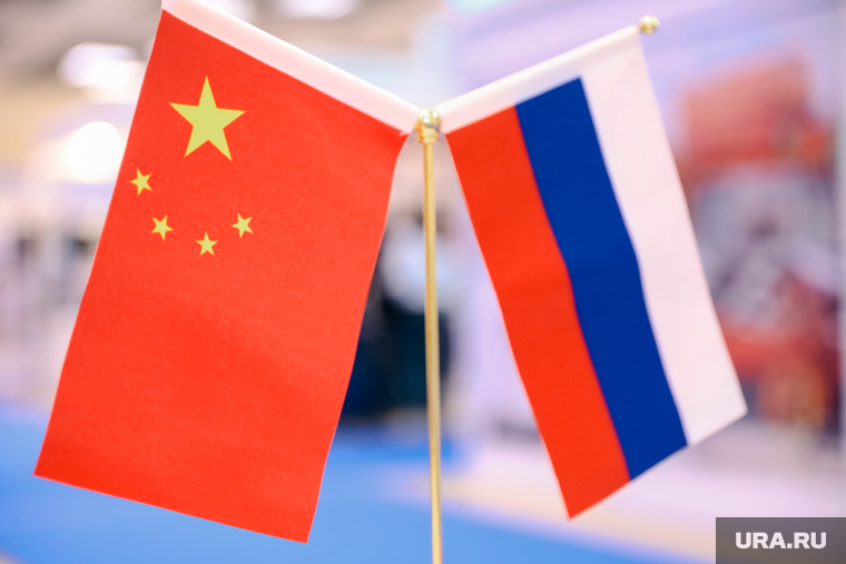 Представители китайских компаний на выставке МеталлЭкспо 2024. Москва, флаг россии, флаг китая