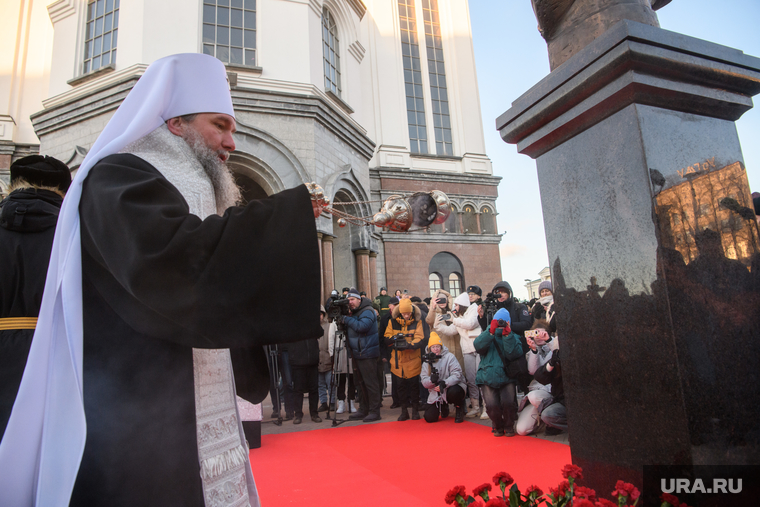 Митрополит Кульберг освятил памятник, а затем присутствующие возложили цветы