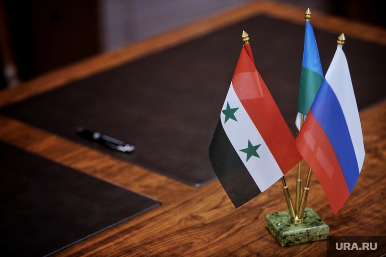 Подписание соглашения о сотрудничестве между правительством ХМАО и сирийской провинции Хомс. Ханты-Мансийск, флажки, флаг сирии, флаг россии
