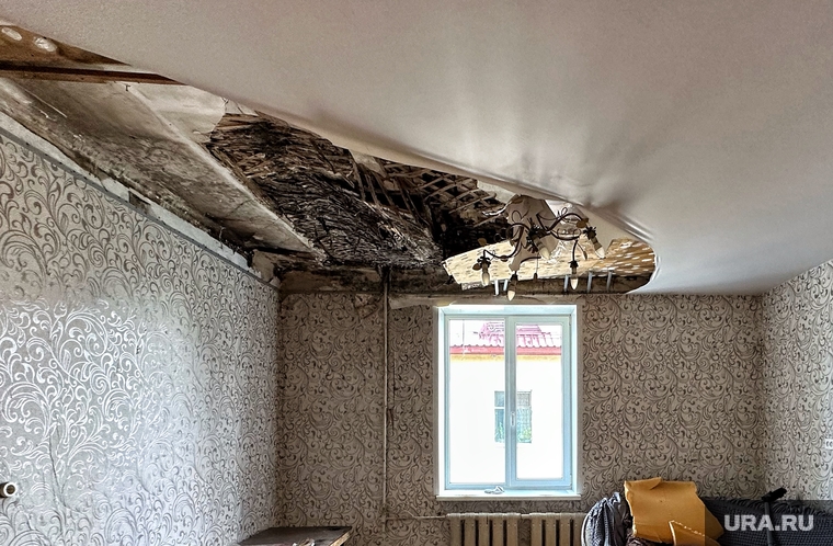 Обрушившийся потолок в доме по улице Гагарина, 15. Курган , старый дом, ветхое жилье, обрушившийся потолок, дом по улице Гагарина