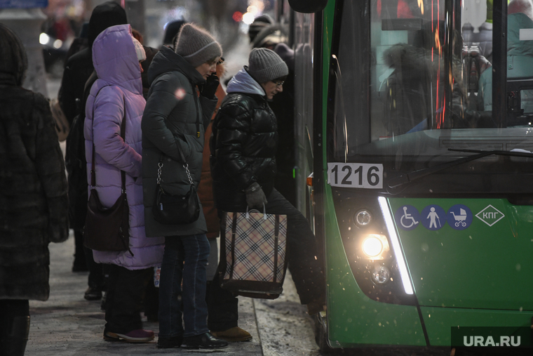 Ветреная погода в Екатеринбурге. Екатеринбург , остановка, автобус, общественный транспорт, пассажиры, автопредприятие