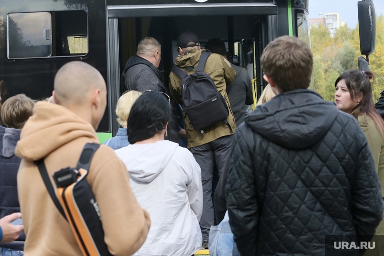 Патп. Тюмень, остановка, автобусная остановка, пассажиры, пассажиры автобуса, остановка автобусная