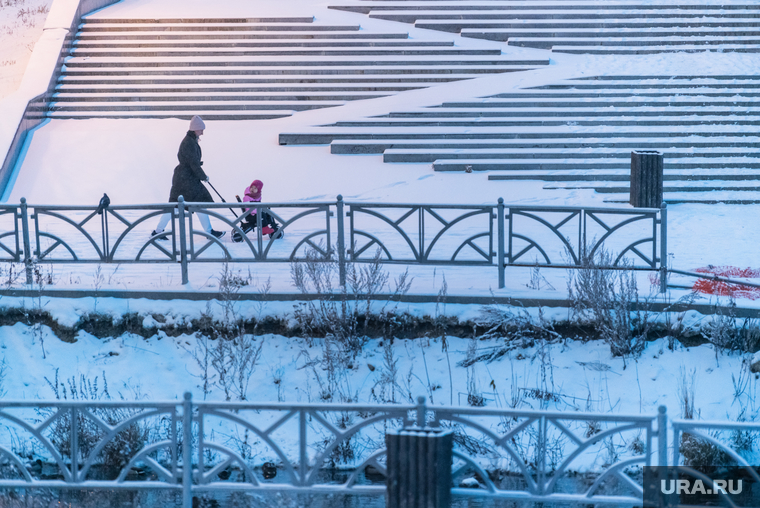 Снегопад. Екатеринбург , снег, снегопад, зима, мама с коляской, забор, лестница