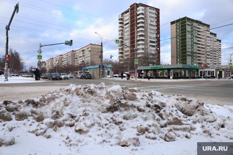 Грязные кучи снега были во всех районах города