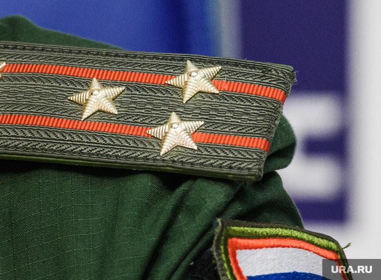 Пресс-конференция в ТАСС-Урал по форуму "Армия-2018". Екатеринбург, армия, полковник, погоны, флаг россии, звание