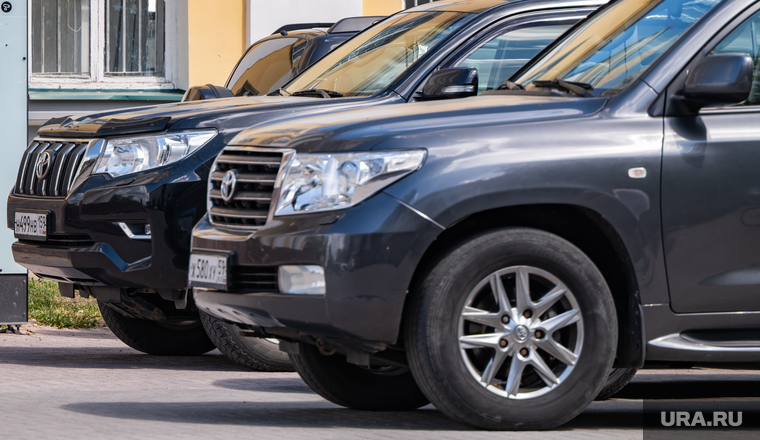 Теплые деньки июня. Пермь, торговая тележка, тротуар, иномарка, toyota, автомобиль, тойота, нарушение пдд, внедорожник, автомобили, парковка, toyota land cruiser, крузак
