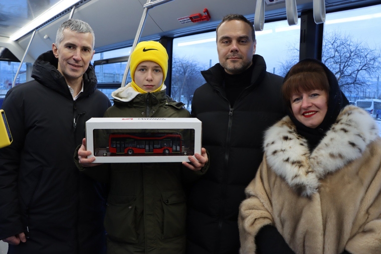 Школьник Елисей Будков получил в подарок макет троллейбуса