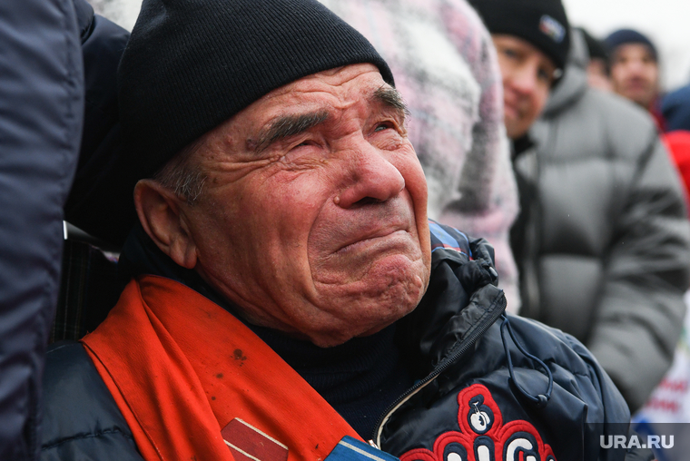 В Екатеринбурге открыли памятник Николаю Дуракову. Когда спортсмен увидел его, он заплакал