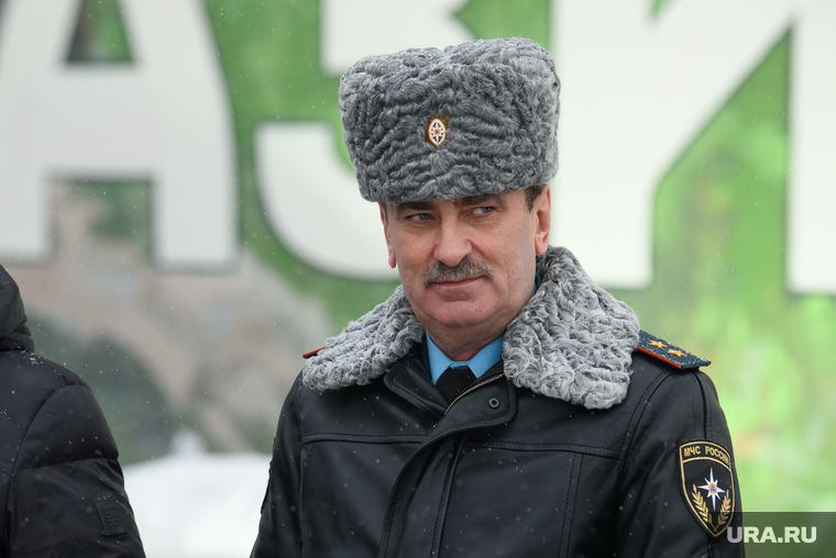 Вручать бригады медикам приехал глава свердловского МЧС Виктор Теряев