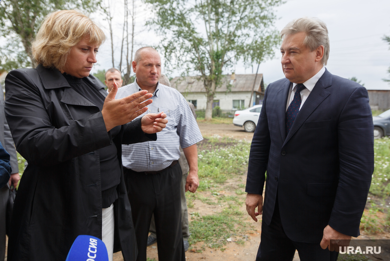 Юрий Пономарев многие вопросы брал на личный контроль. На обходе нового дома переселенцев из аварийного жилья в Екатеринбурге, 2016 год