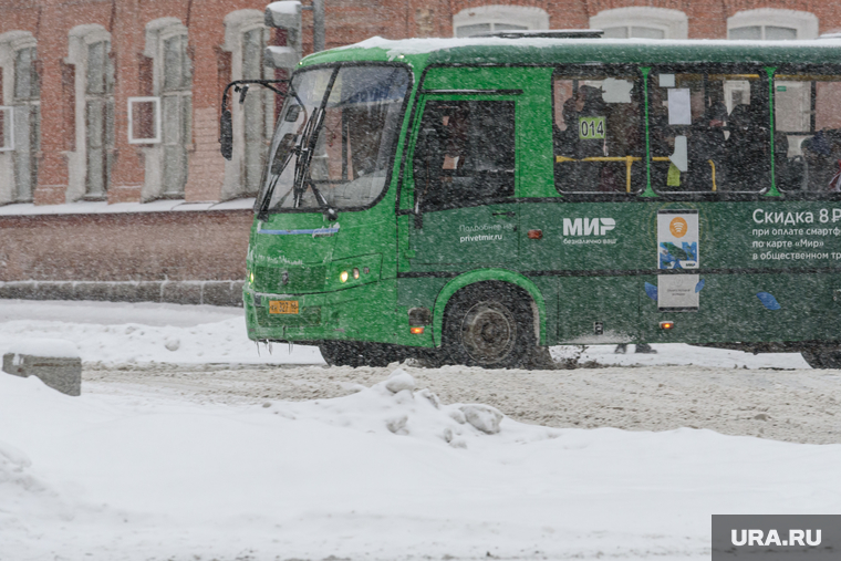 Снегопад в Екатеринбурге. Екатеринбург, снег, проезжая часть, непогода, автобус, нечищенная дорога, снегопад