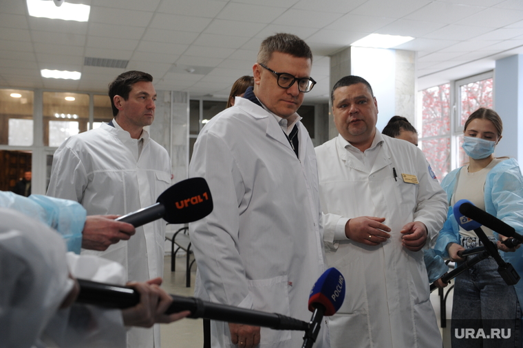 Алексей Лошкин, Алексей Текслер и Дмитрий Тарасов у нового аппарата КТ