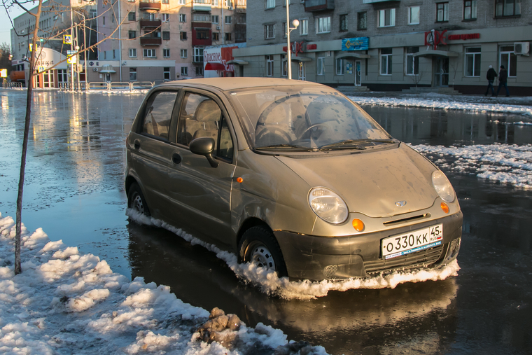 В городе масштабная коммунальная авария. Курган, коммунальная авария, потоп, прорыв водопровода, затопленные улицы, вмерзший автомобиль