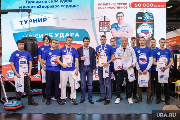Все получили фирменные подарки